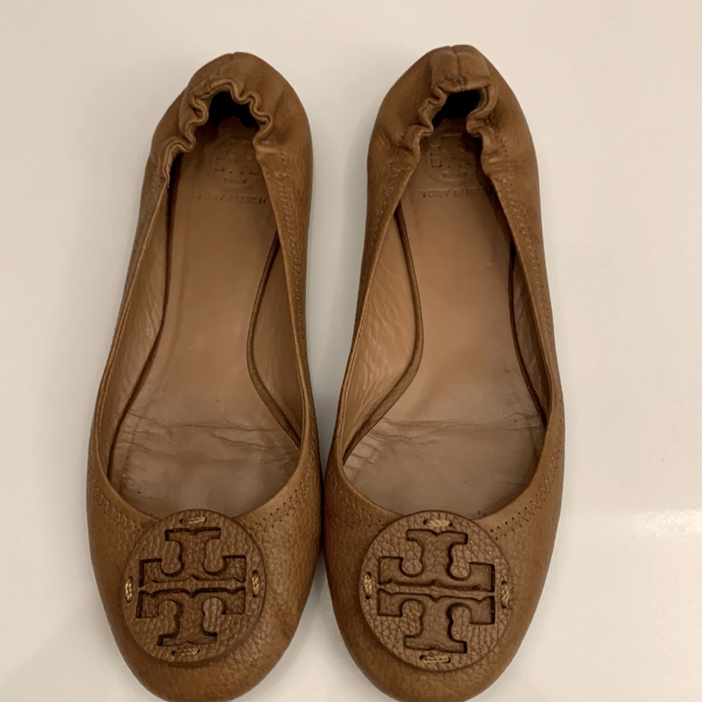 Tory Burch Reva Tan Ballet Flat Shoe Pebbled Leather Logo Brown Sand.